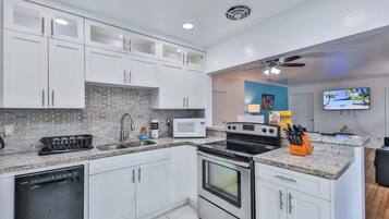 Geladeira, micro-ondas, fogão, cooktop