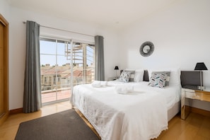 3 bedrooms, iron/ironing board, free WiFi, bed sheets