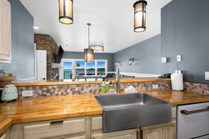 Interior - Sunrise Suite on Lake Superior- Pool & Hot Tub (Two Harbors)