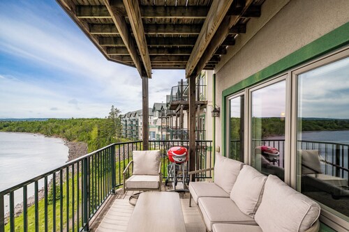 Sunrise Suite on Lake Superior- Pool & Hot Tub