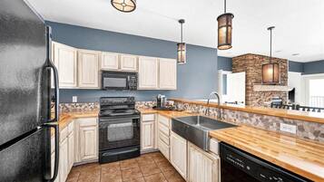 Køleskab, mikrobølgeovn, ovn, kogeplade