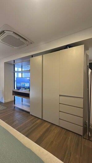 1 habitación, tabla de planchar con plancha, wifi y ropa de cama