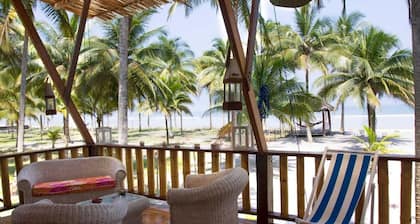 Paradise Beachfront House, 5-bedroom, hut and beach beds in Isla Portete