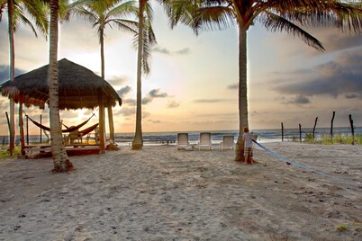 Paradise Beachfront House, 5-bedroom, hut and beach beds in Isla Portete