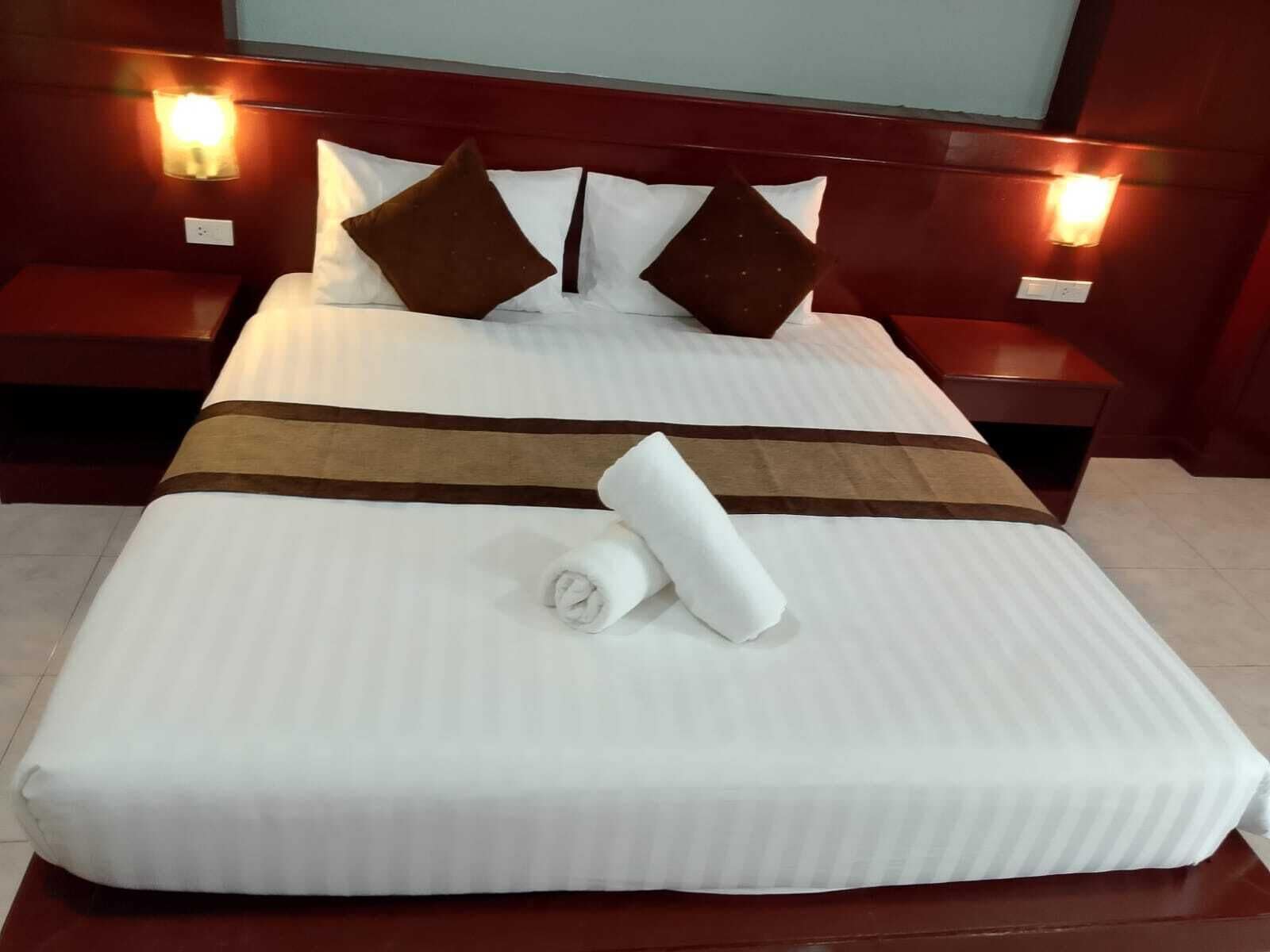 Een kluis op de kamer, een strijkplank/strijkijzer, gratis wifi