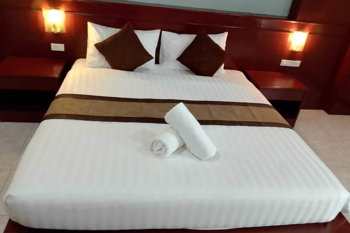 Caja de seguridad en la habitación y tabla de planchar con plancha