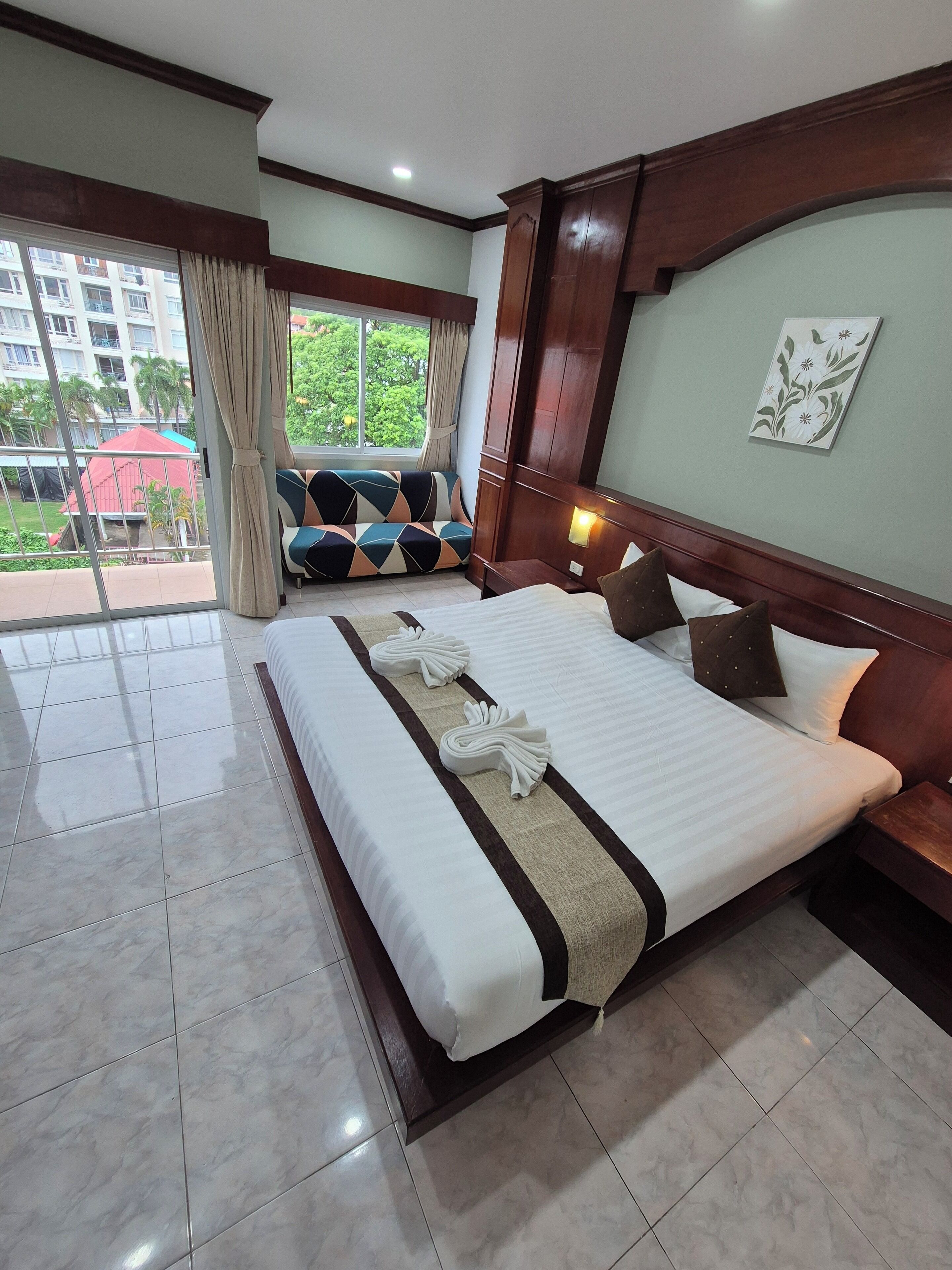 Deluxe Double Room (with balcony and with window) | In-room safe, soundproofing, iron/ironing board, free WiFi