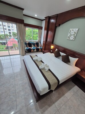 Deluxe Double Room (with balcony and with window) | In-room safe, soundproofing, iron/ironing board, free WiFi - New Forest Patong (Patong)