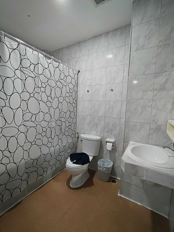 A bathroom with a toilet, a bidet, and a sink. - New Forest Patong (Patong)