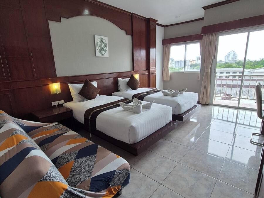 Deluxe Twin Room (with balcony and with window) | Safe på rommet, strykejern/-brett og wi-fi (inkludert)