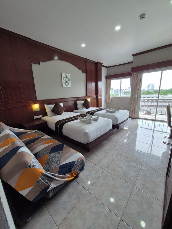 Deluxe Twin Room (with balcony and with window) | In-room safe, iron/ironing board, free WiFi - New Forest Patong (Patong)