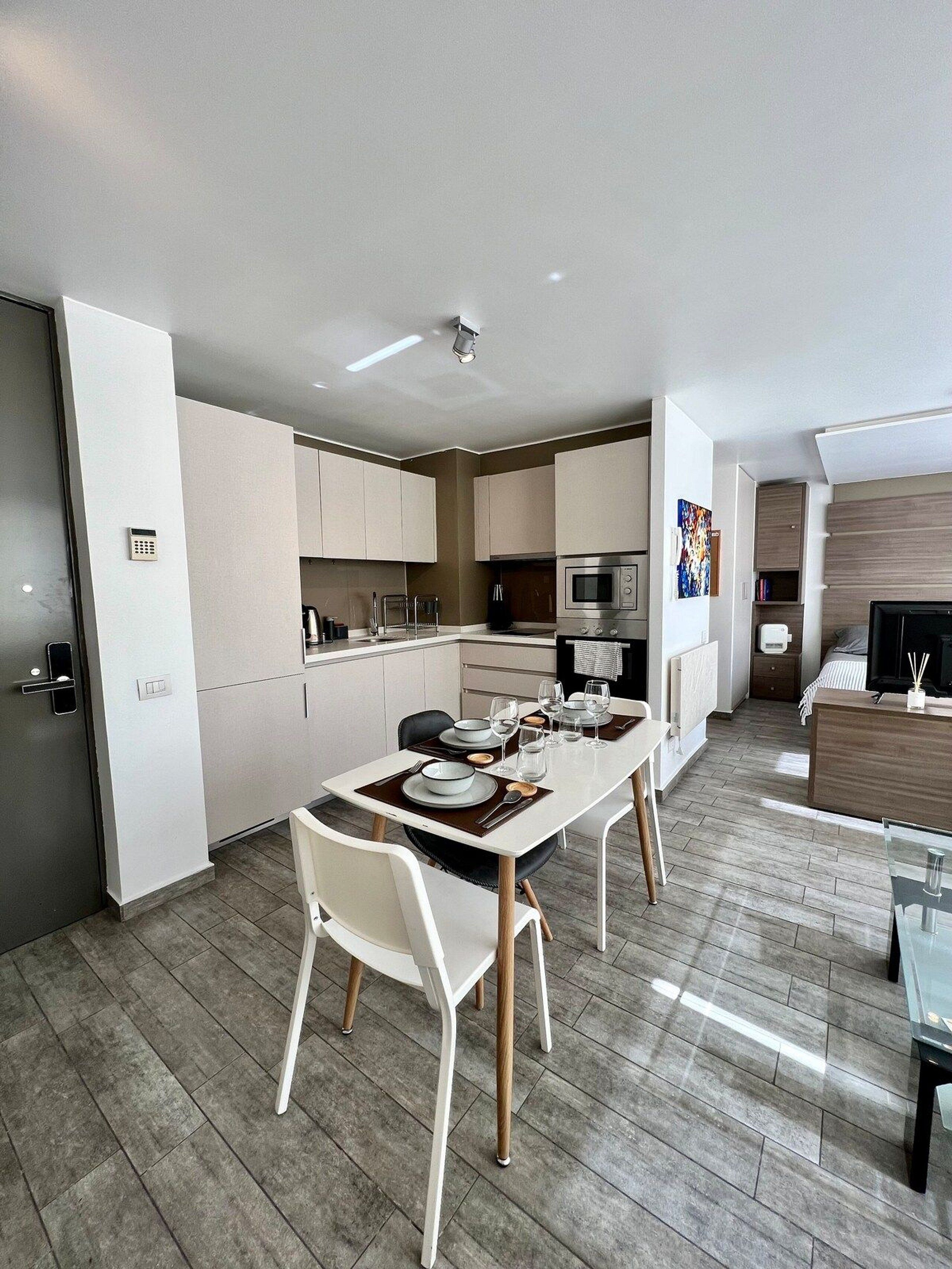 Comfort Apartment | Dining