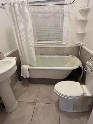 A bathroom with a bathtub, toilet, and sink. - Charmer 2bed house fenced in Broken Arrow. Rose District 1 block off Main pet ok (Broken Arrow)
