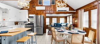 Walk to beach, Large Outdoor Shower, Fire Pit & BBQ