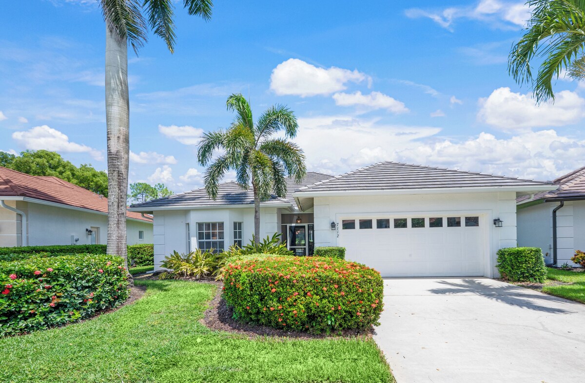 Photo 4 of Updated 3-bedroom house in Lely Resort, with private pool and golf course view.