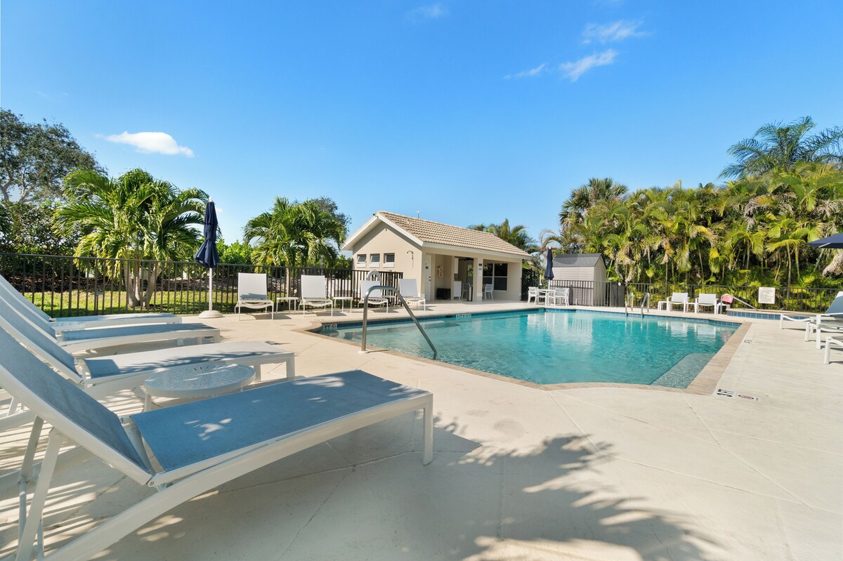 Photo 25 of Updated 3-bedroom house in Lely Resort, with private pool and golf course view.