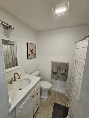 Serviettes fournies, savon, papier toilette