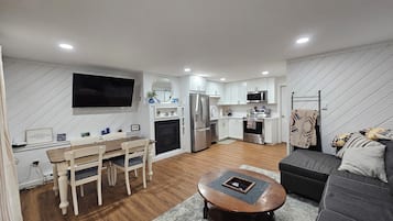 Smart TV, fireplace