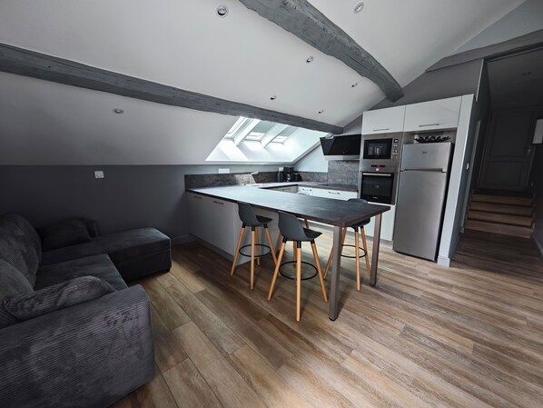 Kjøleskap, mikrobølgeovn, ovn og kokeplater