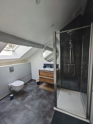 Douche, serviettes fournies, savon, papier toilette