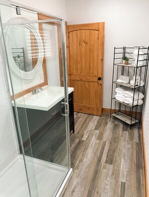 Serviettes fournies, savon, papier toilette