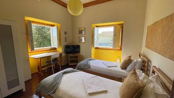 Twin Room | Desk, free WiFi, bed sheets