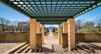 Stylish Stay Near Lake Tuggeranong