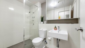 Douche, sèche-cheveux, serviettes fournies