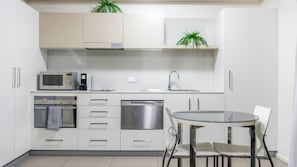 Een koelkast, een microgolfoven, een oven, een kookplaat