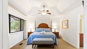 A bedroom with a single bed, a ceiling fan, bedside lamps, a window with a view of trees, and a framed picture on the wall. - 2889 - Two-Story Villa | Golf Views | Sea Pines (Hilton Head Island)