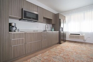 Kühlschrank, Mikrowelle, Herdplatte, Wasserkocher mit Kaffee-/Teezubehör