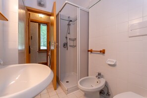 Suihku, hiustenkuivaaja, pyyhkeet