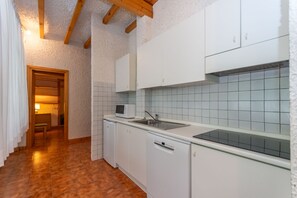 雪櫃、微波爐、洗碗機、電熱水壺