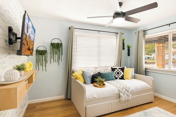 5 bedrooms, iron/ironing board, WiFi, bed sheets