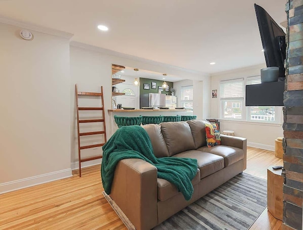 TV, fireplace - JazzKey Suites & Kindred Retreats / Full Kitchen/Coffee Bar/Good Vibes/WiFi (Parkville)