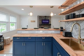 Fridge, microwave, oven, stovetop - JazzKey Suites & Kindred Retreats / Full Kitchen/Coffee Bar/Good Vibes/WiFi (Parkville)