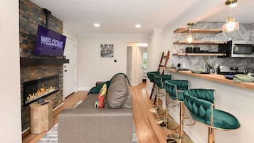TV, fireplace