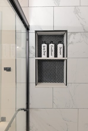 Shower, hair dryer, shampoo - JazzKey Suites & Kindred Retreats / Full Kitchen/Coffee Bar/Good Vibes/WiFi (Parkville)