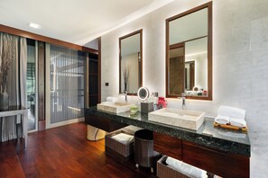 Douche, baignoire Ă jets, serviettes fournies