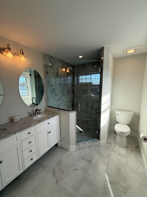 Douche, séchoir à cheveux, serviettes fournies, savon