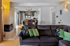 Smart TV y chimenea