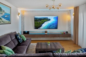 Smart TV, fireplace