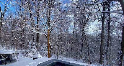 Onyx Grove Cabin âą 2 bedrooms & HOT TUB!