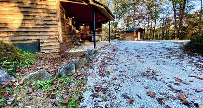Onyx Grove Cabin • 2 bedrooms & HOT TUB!