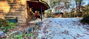 Onyx Grove Cabin • 2 bedrooms & HOT TUB!