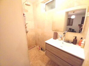 Dusche, Handtücher, Toilettenpapier