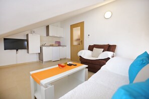 开间 (Comfort Studio Apartment with Terrace) | 客厅 | 32-英寸纯平电视(配备卫星频道)