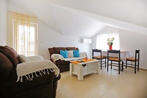 开间 (Comfort Studio Apartment with Terrace) | 客厅 | 32-英寸纯平电视(配备卫星频道)