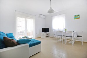 Télévision à écran plat de 32 pouces avec chaînes par satellite