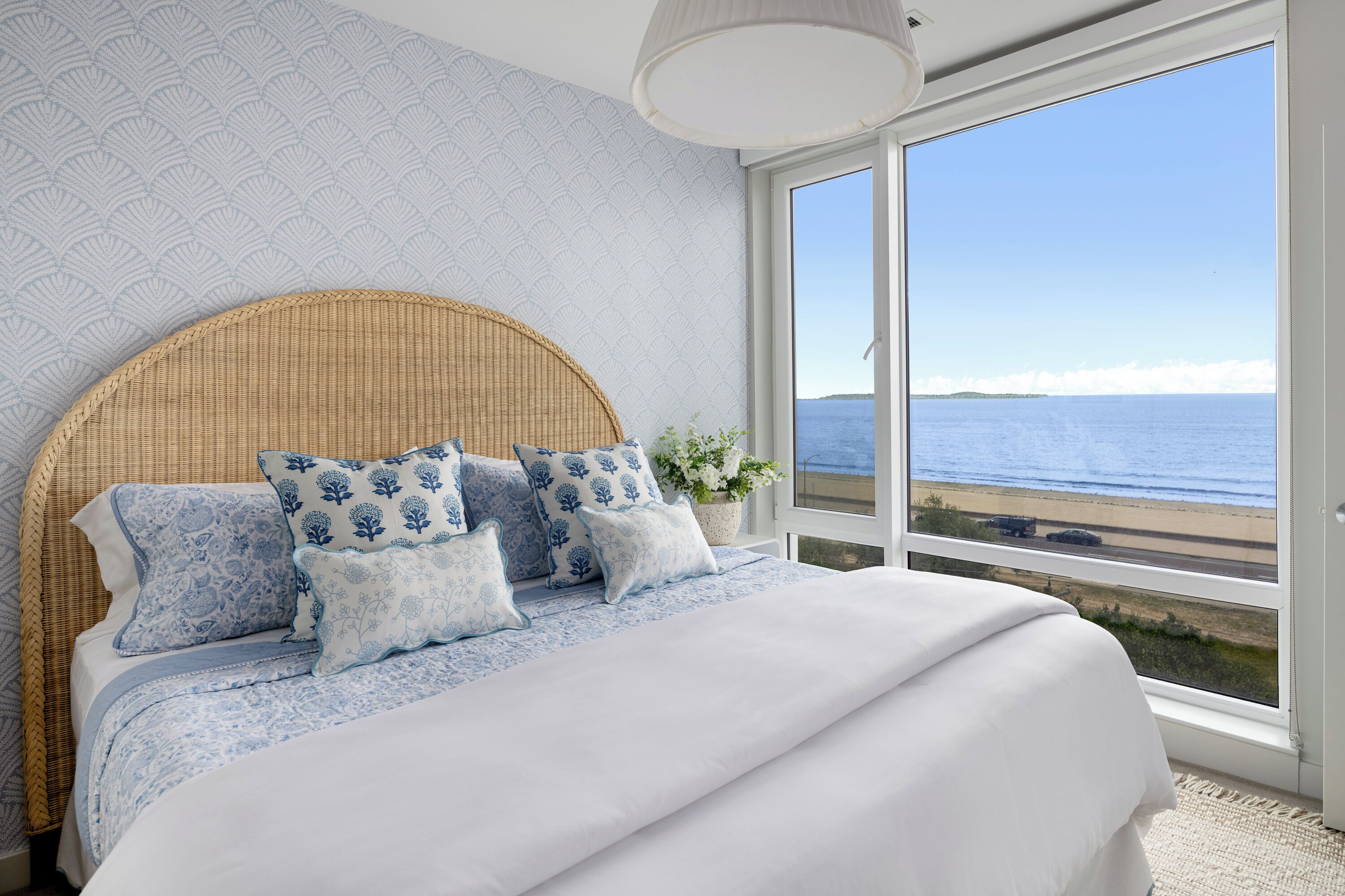 2 habitaciones, escritorio y tabla de planchar con plancha 